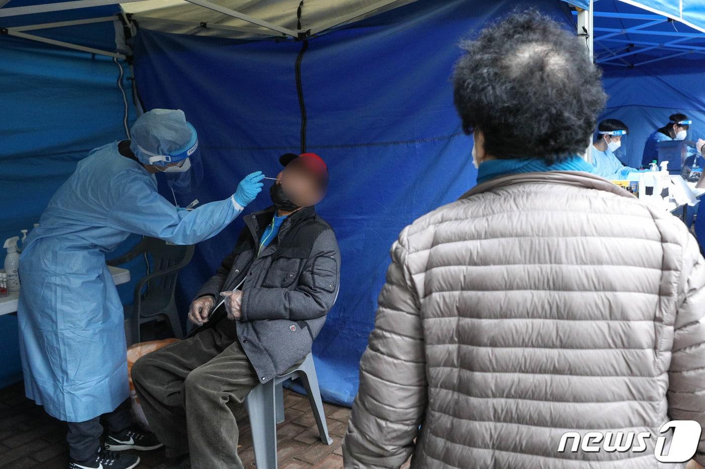 본문 이미지 - 19일 오전 서울 영등포구 중마루공원에 마련된 찾아가는 선별진료소에서 전통시장 상인 등 시민들이 검사를 받고 있다. 2021.10.19/뉴스1 ⓒ News1 성동훈 기자