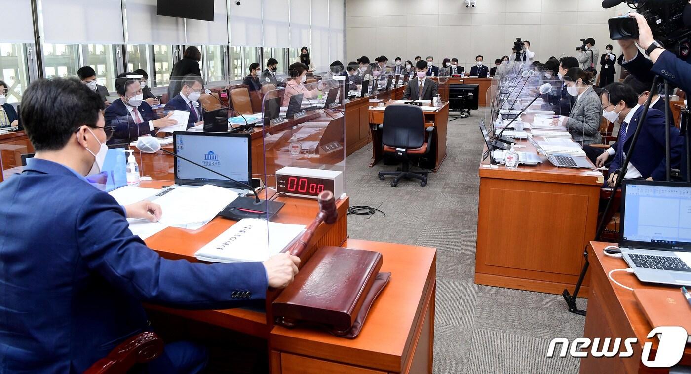 본문 이미지 - 19일 서울 여의도 국회에서 열린 보건복지위원회의 한국사회보장정보원, 한국노인인력개발원, 한국보건복지인력개발원 등에 대한 국정감사에서 피감기관들이 질의에 대한 답변을 준비하고 있다. 왼쪽부터 윤혜미 아동권리보장원장, 조용남 한국보육진흥원장 직무대행, 김미곤 한국노인인력개발원장, 노대명 한국사회보장정보원장, 허선 한국보건복지인력개발원장, 최경숙 한국장애인개발원장. 2021.10.19/뉴스1 ⓒ News1 구윤성 기자