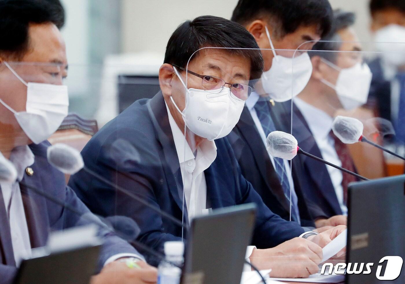 본문 이미지 - 서삼석 더불어민주당 의원이 19일 서울 여의도 국회에서 열린 농림축산식품해양수산위원회의 수협, 한국해양진흥공사 등에 대한 국정감사에서 질의하고 있다. 2021.10.19/뉴스1 ⓒ News1 구윤성 기자