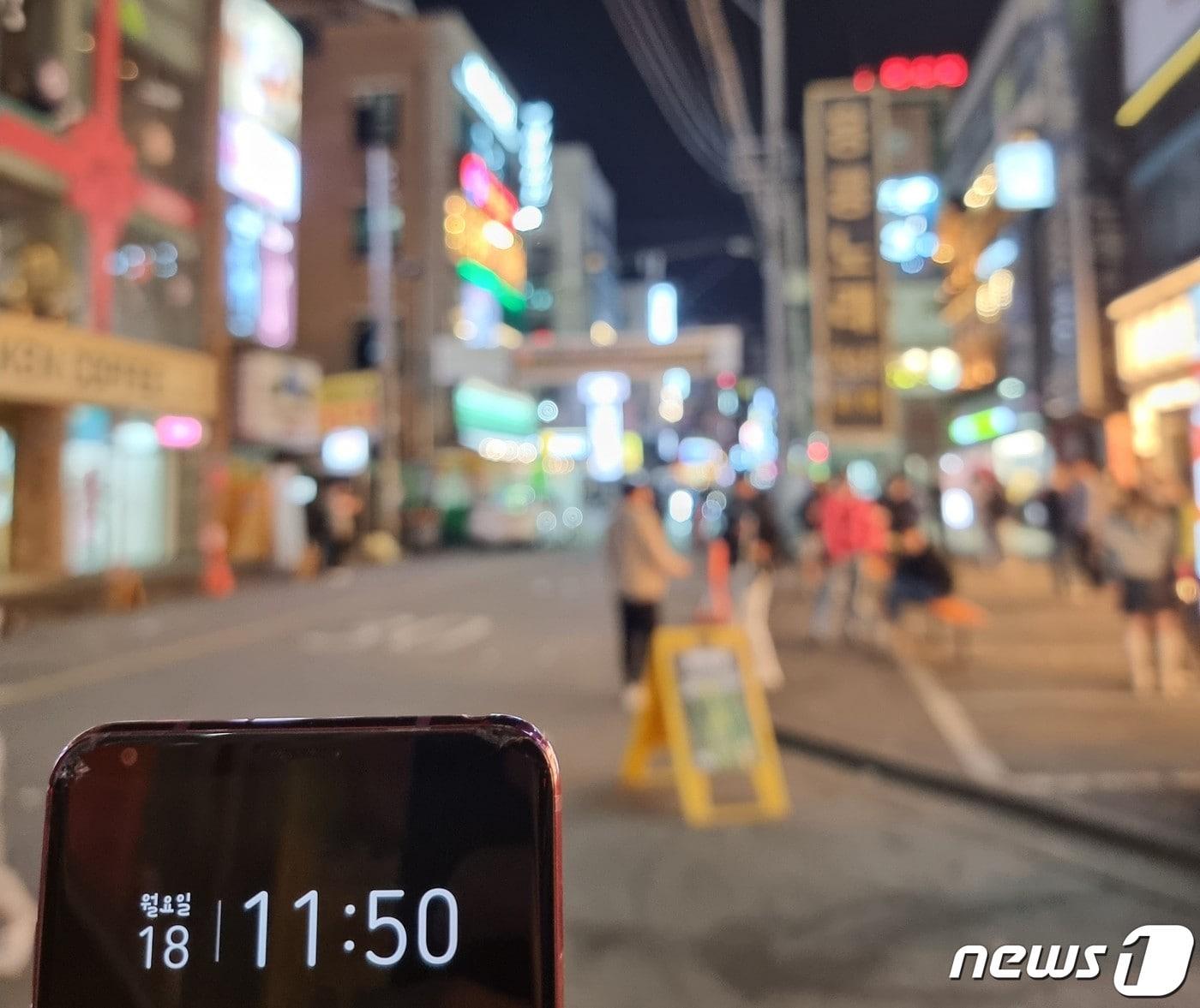 본문 이미지 - 거리두기 완화로 식당 등의 영업시간이 자정으로 늘어나면서 천안시 두정동 먹자골목에는 늦은 시간까지 불이 환하게 켜져 있었다.ⓒ 뉴스1