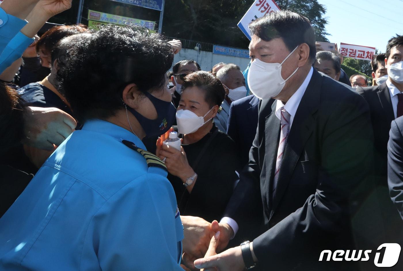 본문 이미지 - 윤석열 국민의힘 대선경선 후보가 지난 19일 오후 부산 연제구 부산개인택시조합을 방문해 인사를 나누고 있다. 2021.10.19/뉴스1 ⓒ News1 여주연 기자