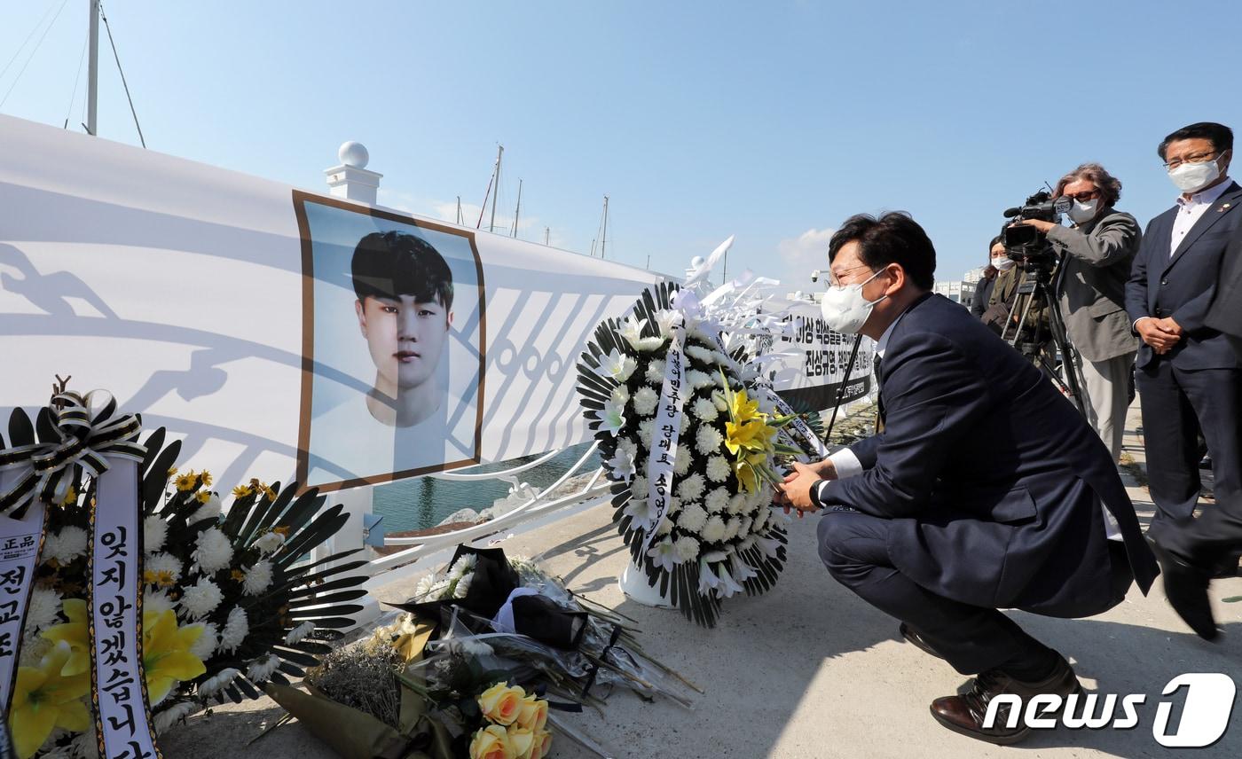 본문 이미지 - 송영길 더불어민주당 대표가 지난 10월19일 오후 전남 여수시 웅천 친수공원 요트 정박장을 찾아 현장실습 도중 잠수를 하다 숨진 특성화고교 3학년 홍정운군의 사진을 바라보고 있다. 2021.10.19/뉴스1 ⓒ News1 황희규 기자