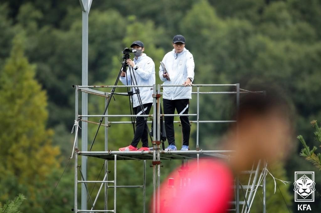 본문 이미지 - 23세 이하 축구대표팀의 황선홍 감독&#40;오른쪽&#41;. &#40;대한축구협회 제공&#41; ⓒ 뉴스1