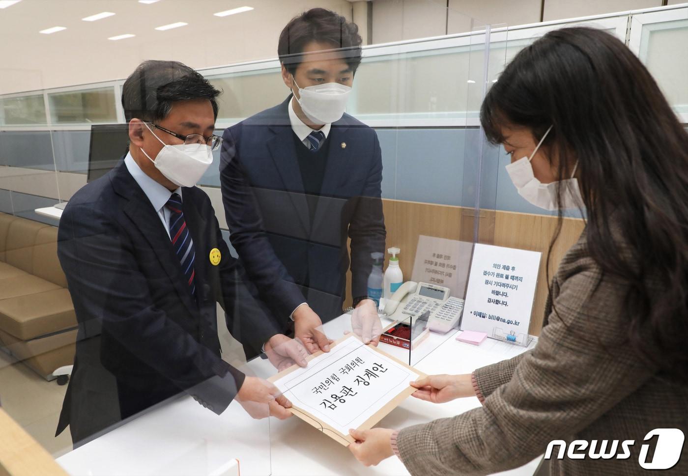 더불어민주당 김성환 원내수석부대표(왼쪽)와 한준호 원내대변인이 19일 오후 서울 여의도 국회에서 이재명 대선 후보의 조폭연루설을 제기한 김용판 국민의힘 의원에 대한 징계안을 의안과에 제출하고 있다. 2021.10.19/뉴스1 ⓒ News1 구윤성 기자