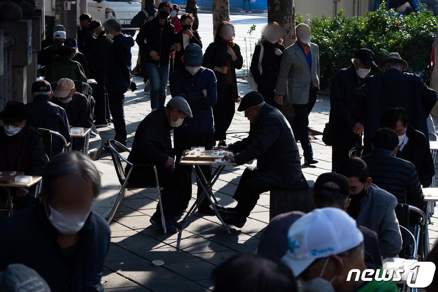 어르신들이 19일 서울 종로구 탑골공원 인근에 모여 장기를 두고 있다.2021.10.19/뉴스1 ⓒ News1 유승관 기자
