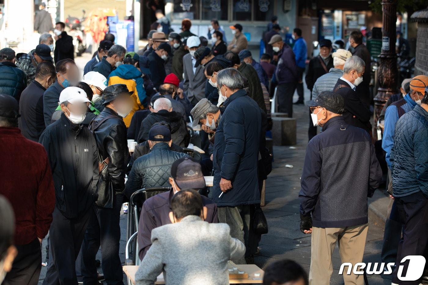 본문 이미지 - 사진은 19일 노인들이 서울 종로구 탑골공원 인근에 모여 장기를 두고 있다. 2021.10.19/뉴스1 ⓒ News1 유승관 기자