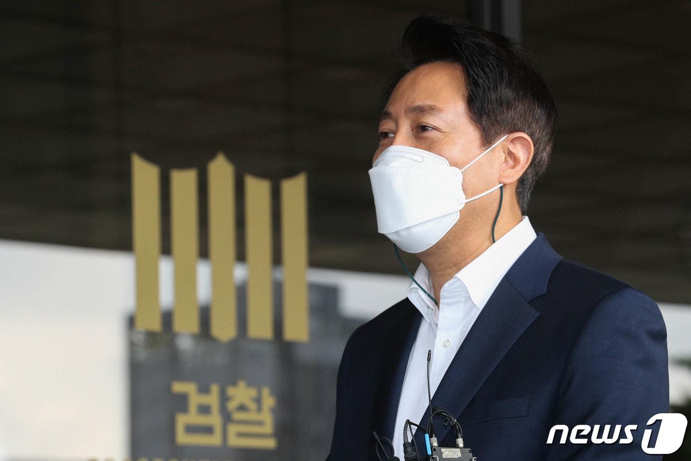 본문 이미지 - 공직선거법 위반 혐의를 받는 오세훈 서울시장이 검찰 조사를 받기 위해 2일 오전 서울 서초구 서울중앙지검으로 출석하고 있다. 2021.10.2/뉴스1 ⓒ News1 성동훈 기자