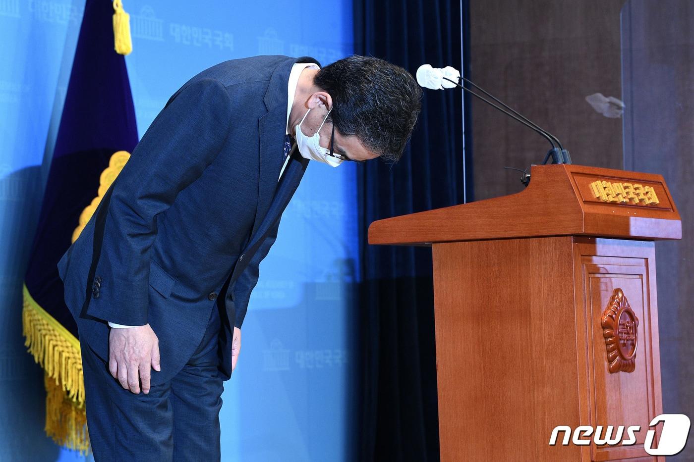 본문 이미지 - 곽상도 무소속 의원이 아들의 '화천대유 퇴직금 50억원' 논란과 관련 지난 10월2일 오전 서울 여의도 국회 소통관에서 국회의원직 사퇴를 밝히기 전 인사를 하고 있다.  2021.10.2/뉴스1 ⓒ News1 이동해 기자