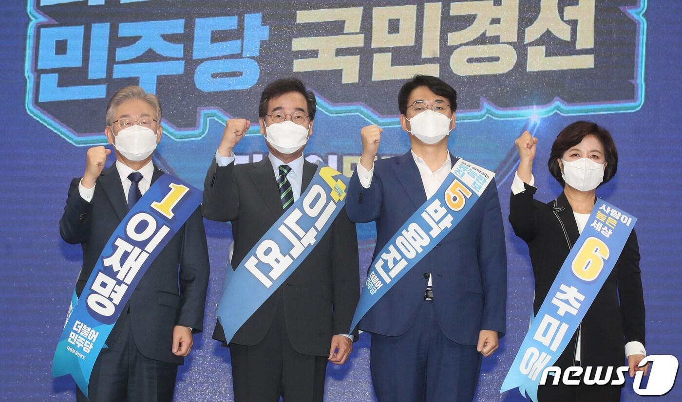 본문 이미지 - 이재명(왼쪽부터), 이낙연, 박용진, 추미애 더불어민주당 대선 경선 후보가 2일 오후 부산 동구 부산항컨벤션센터에서 열린 '부울경 합동연설회'에 앞서 기념촬영을 하고 있다. 2021.10.2/뉴스1 ⓒ News1 여주연 기자