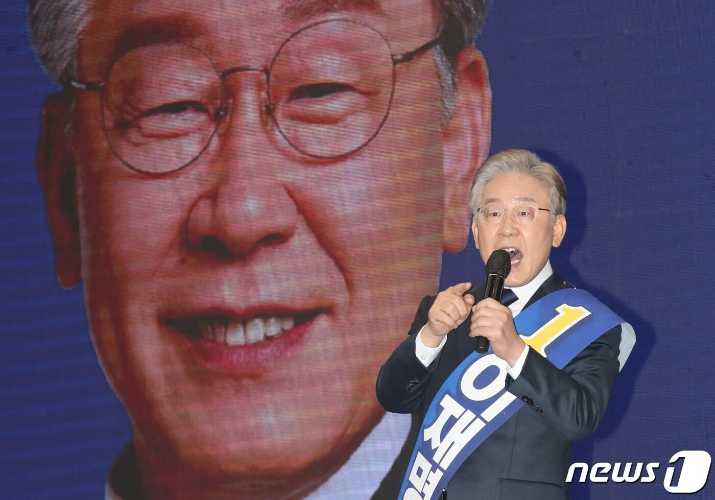 본문 이미지 - 이재명 더불어민주당 대선 경선 후보가 2일 오후 부산 동구 부산국제여객선터미널 켄벤션 센터에서 열린 '부산·울산·경남 합동연설회'에서 정견발표를 하고 있다. 2021.10.2/뉴스1 ⓒ News1 여주연 기자