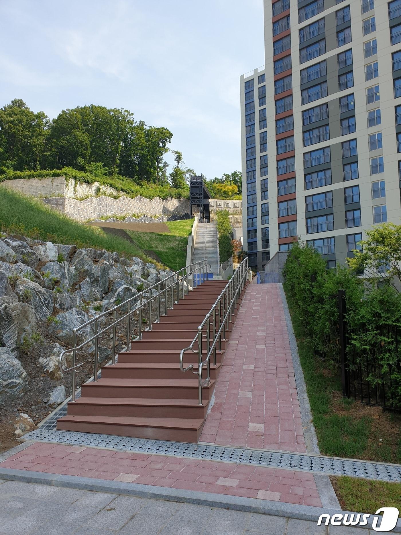 본문 이미지 - 높은 옹벽과 과다 이익 등으로 논란의 중심에 서 있는 성남시 백현동 아파트. ⓒ News1 김평석 기자