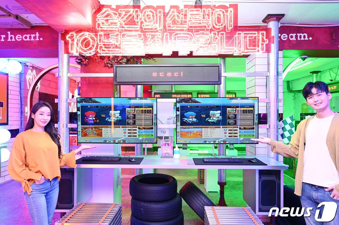본문 이미지 - 모델들이 서울 성수동 '금성오락실'에서 LG 올레드 TV로 게임을 즐기고 있다. (LG전자 제공)ⓒ 뉴스1