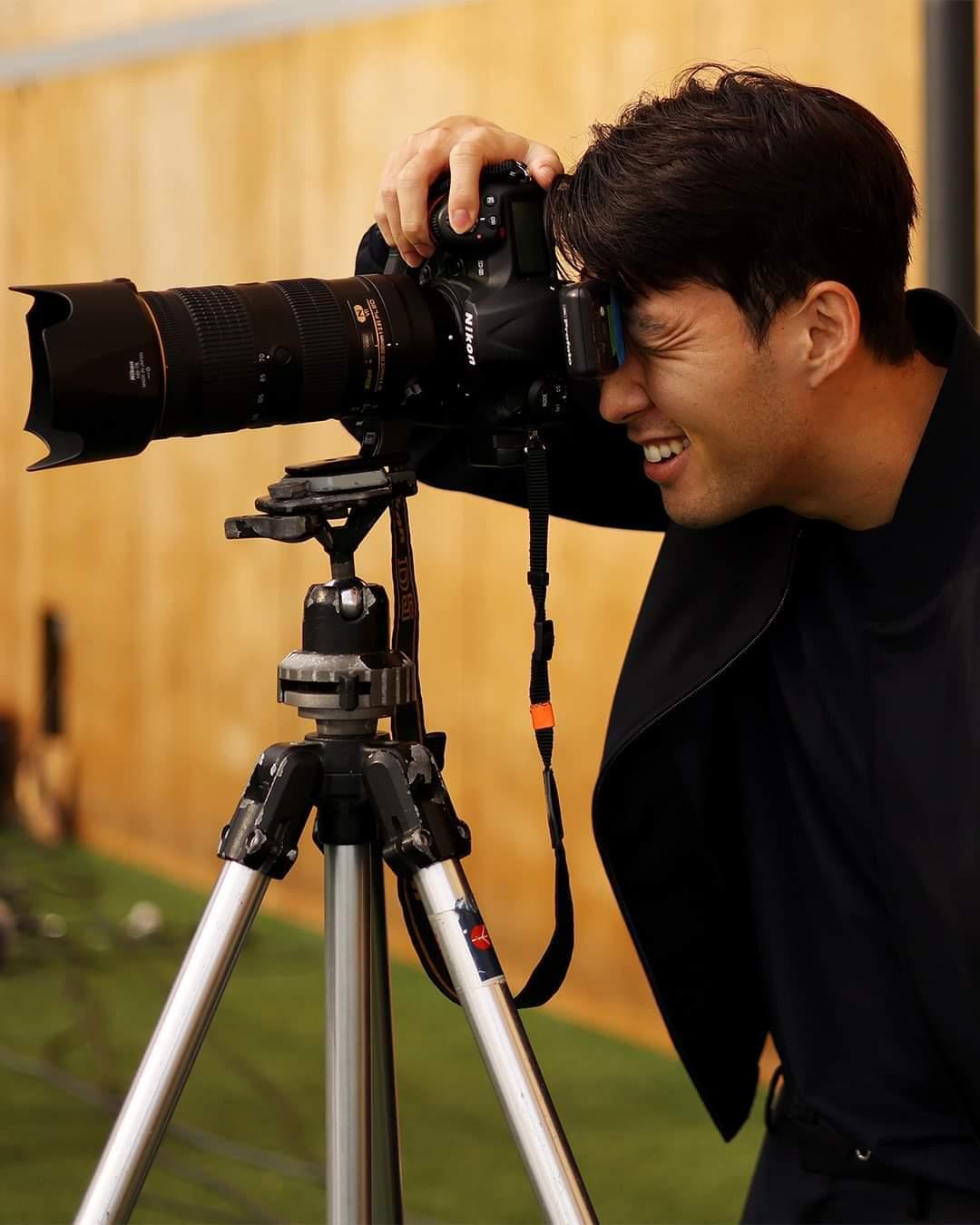 본문 이미지 - 팀 프로필 사진 촬영을 하는 손흥민. (토트넘 구단 SNS) ⓒ 뉴스1