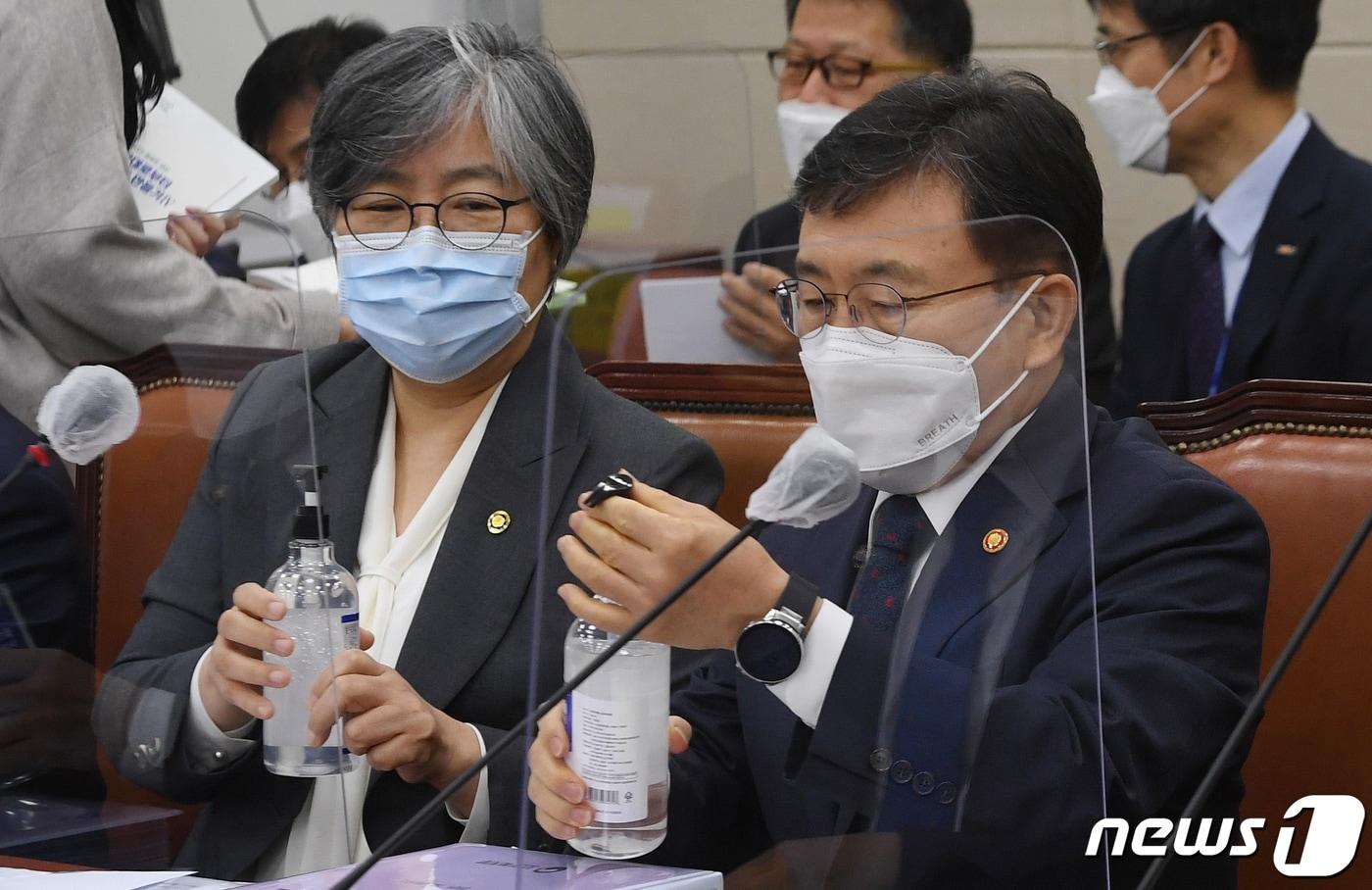 본문 이미지 - 권덕철 보건복지부 장관(오른쪽)과 정은경 질병관리청장이 20일 서울 여의도 국회에서 열린 보건복지위원회의 국정감사에 앞서 손 세정제를 바르고 있다. 2021.10.20/뉴스1 ⓒ News1 오대일 기자