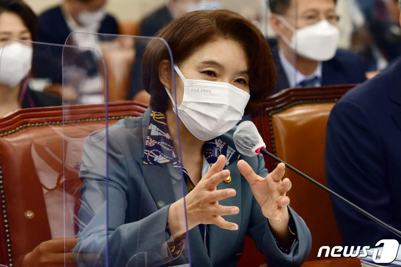 본문 이미지 - 20일 국회에서 열린 환경노동위원회의 환경부·기상청 종합국감에서 한정애 환경부 장관이 의원 질의에 답변을 하고 있다. 2021.10.20/뉴스1 ⓒ News1 오대일 기자