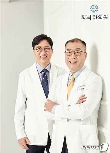 본문 이미지 - 박진호 청뇌한의원 강남본점 대표원장(왼쪽)과 이진혁 대표원장(사진 제공 : 청뇌한의원). ⓒ 뉴스1