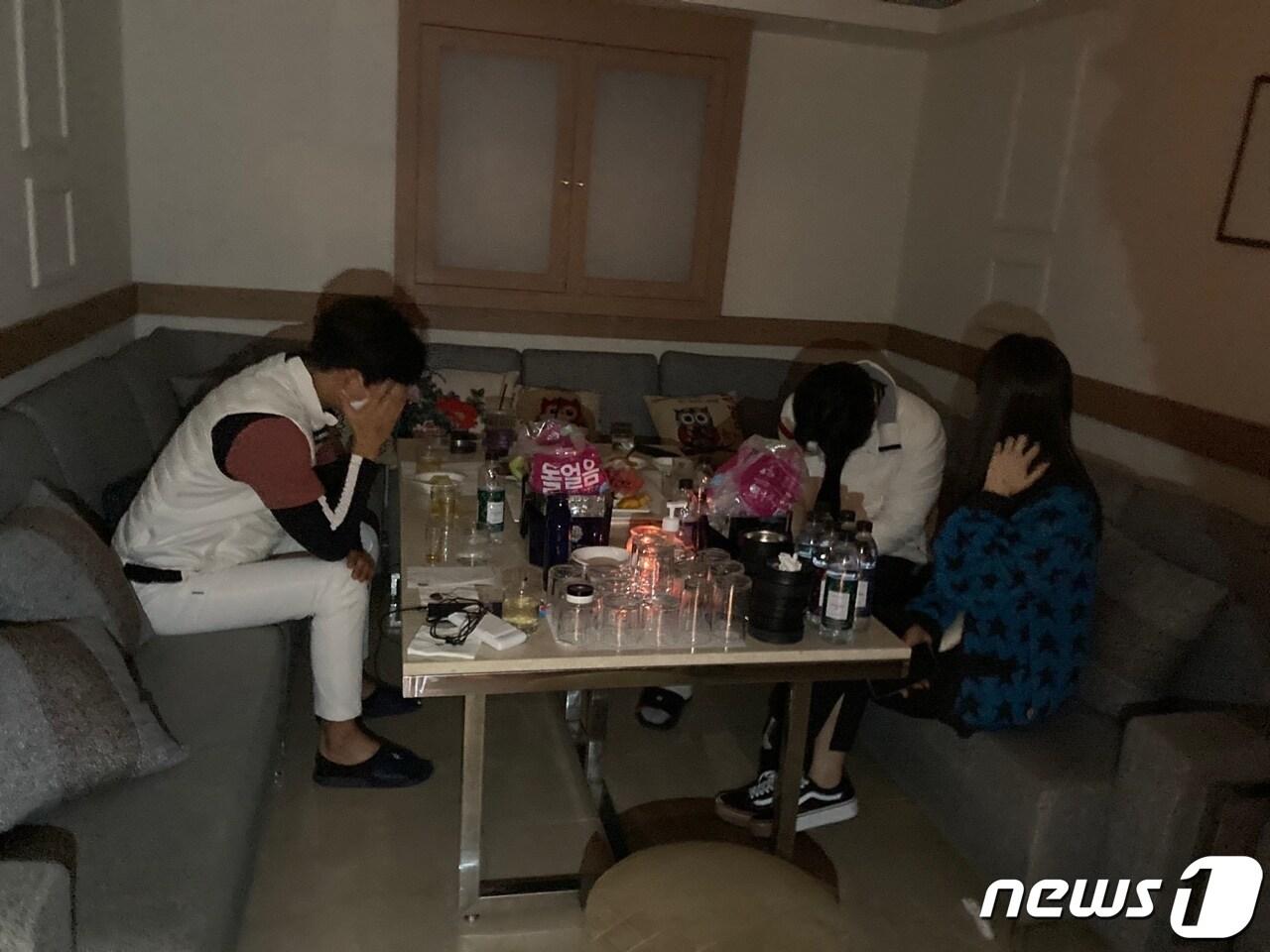 본문 이미지 - 집합금지 명령에도 1년 넘게 불법 영업을 해온 서울의 한 고급 유흥주점에서 업주와 손님 등 28명이 검거됐다. (수서경찰서 제공) ⓒ 뉴스1