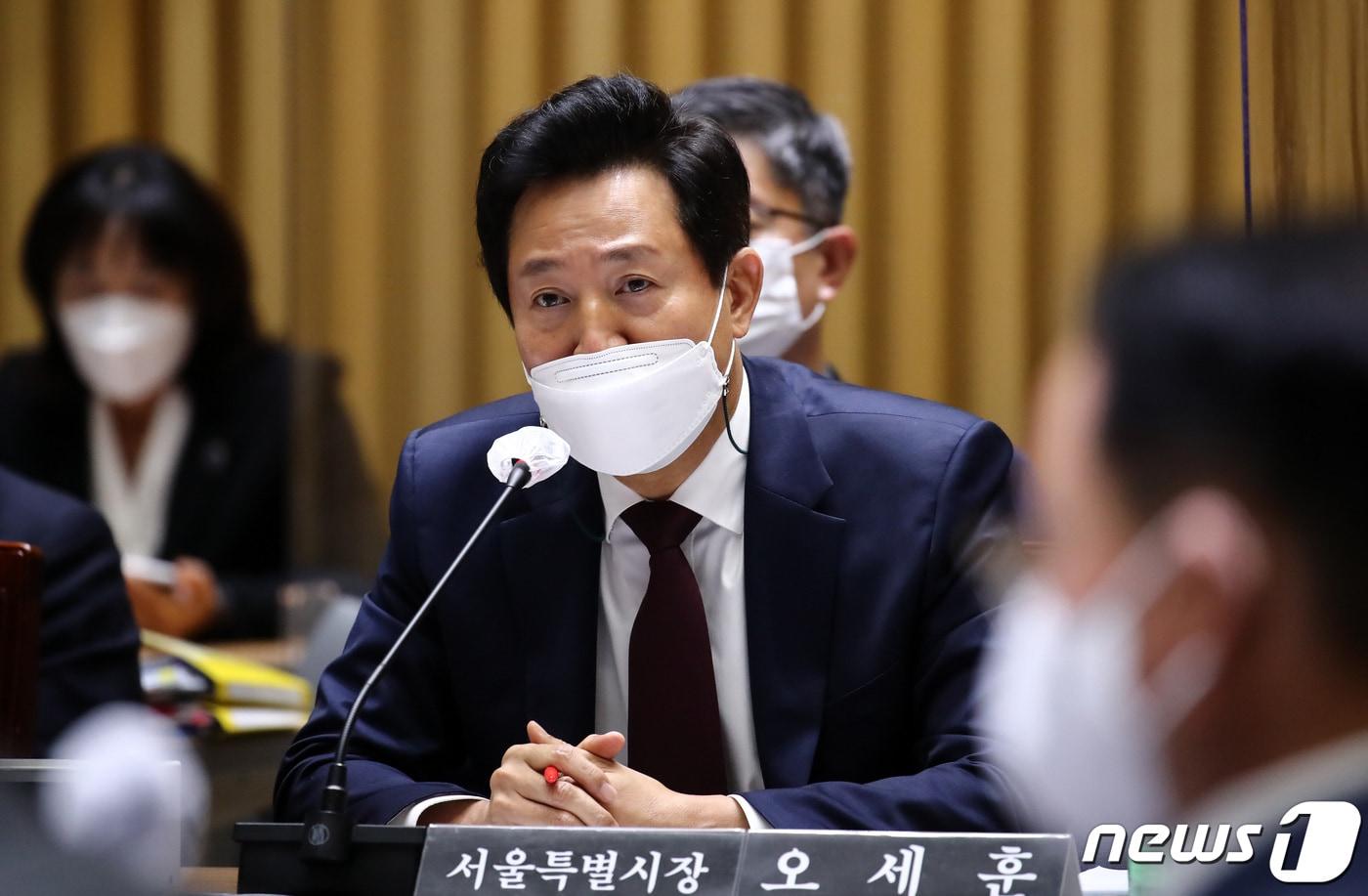 본문 이미지 - 오세훈 서울시장이 20일 서울시청에서 열린 국회 국토교통위원회의 서울시에 대한 국정감사에서 의원들의 질문에 답변하고 있다. 2021.10.20/뉴스1 ⓒ News1 국회사진취재단