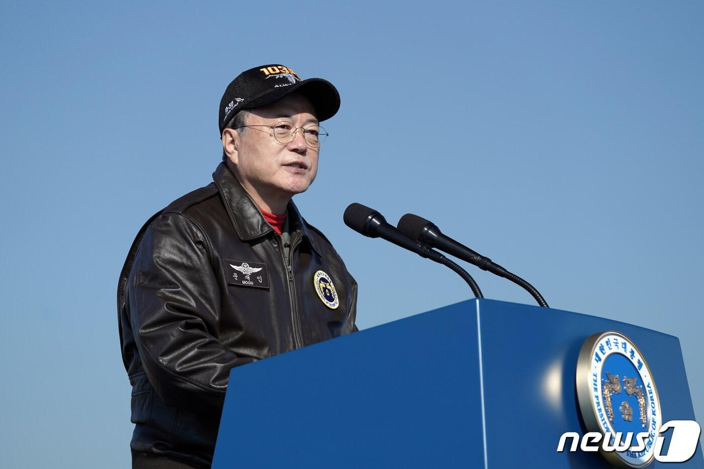 본문 이미지 - 문재인 대통령이 20일 경기도 성남시 서울공항에서 열린 2021 서울 국제 항공우주 및 방위산업 전시회(ADEX) 개막 기념행사에 참석해 기념사를 하고 있다. 2021.10.20/뉴스1 ⓒ News1 이광호 기자