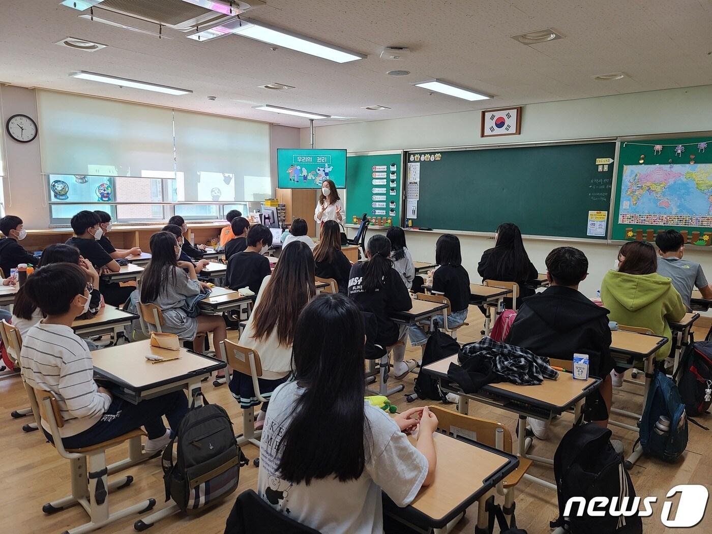 본문 이미지 - 20일 충북 음성군이 내년부터 아동친화도시 상위단계 인증을 추진한다고 밝혔다. 사진은 동성초등학교 아동권리 교육 모습.(음성군 제공)2021.10.20/ⓒ 뉴스1