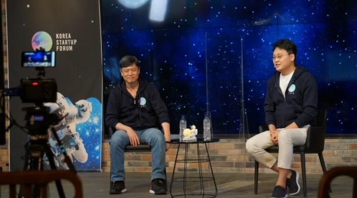 본문 이미지 - 20일 코리아스타트업포럼 5주년 캠페인 &#39;THE창업가&#39; 컨퍼런스에 참석한 장병규 크래프톤 의장&#40;왼쪽&#41;과 이승건 토스 대표 &#40;코리아스타트업포럼 제공&#41; ⓒ 뉴스1