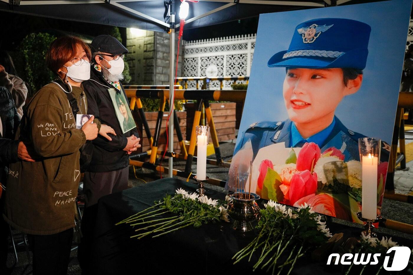 본문 이미지 - 20일 오후 서울 용산구 국방부 앞에 마련된 공군 성추행 피해자 고(故) 이예람 중사 추모 시민분향소에서 이중사의 어머니, 아버지가 영정사진에 대해 설명하고 있다. 2021.10.20/뉴스1 ⓒ News1 안은나 기자