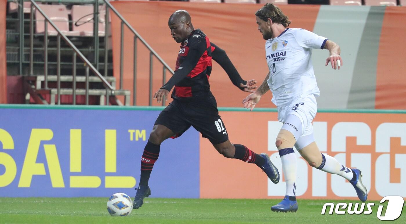 본문 이미지 - 20일 전북 전주시 전주월드컵경기장에서 열린 '2021 아시아축구연맹(AFC) 챔피언스리그(ACL) 4강전 울산 현대와 포항 스틸러스의 경기에서 포항 팔라시오스가 드리블을 하고 있다. 2021.10.20/뉴스1 ⓒ News1 유경석 기자