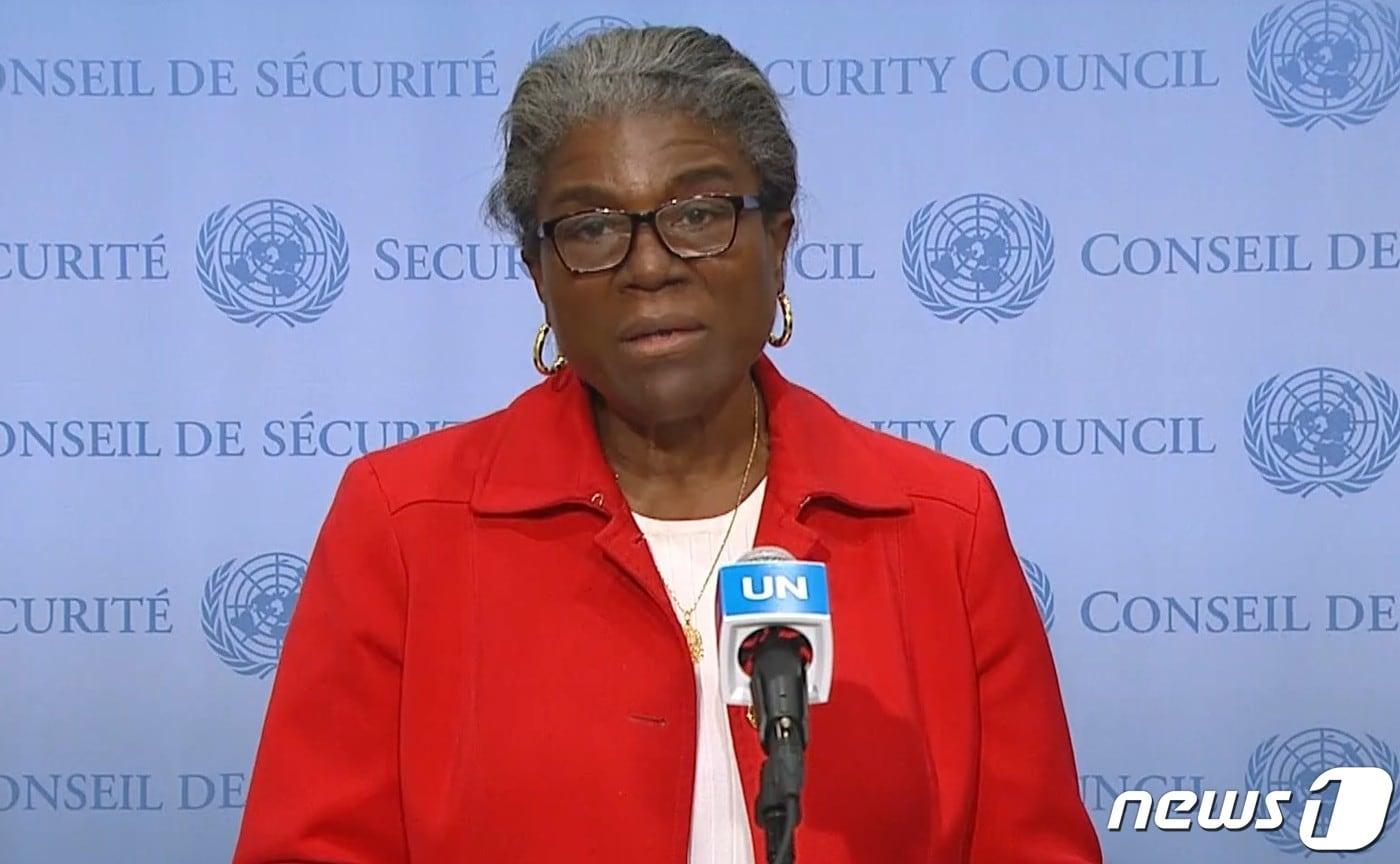 린다 토머스-그린필드 주유엔 미국대사가 20일(현지시간) 미국 뉴욕 유엔본부에서 북한 탄도미사일 발사에 관한 안보리 비공개 긴급회의 직전 약식 회견을 갖고 최근 북한의 미사일 발사에 대해 발언을 하고 있다. ⓒ 뉴스1