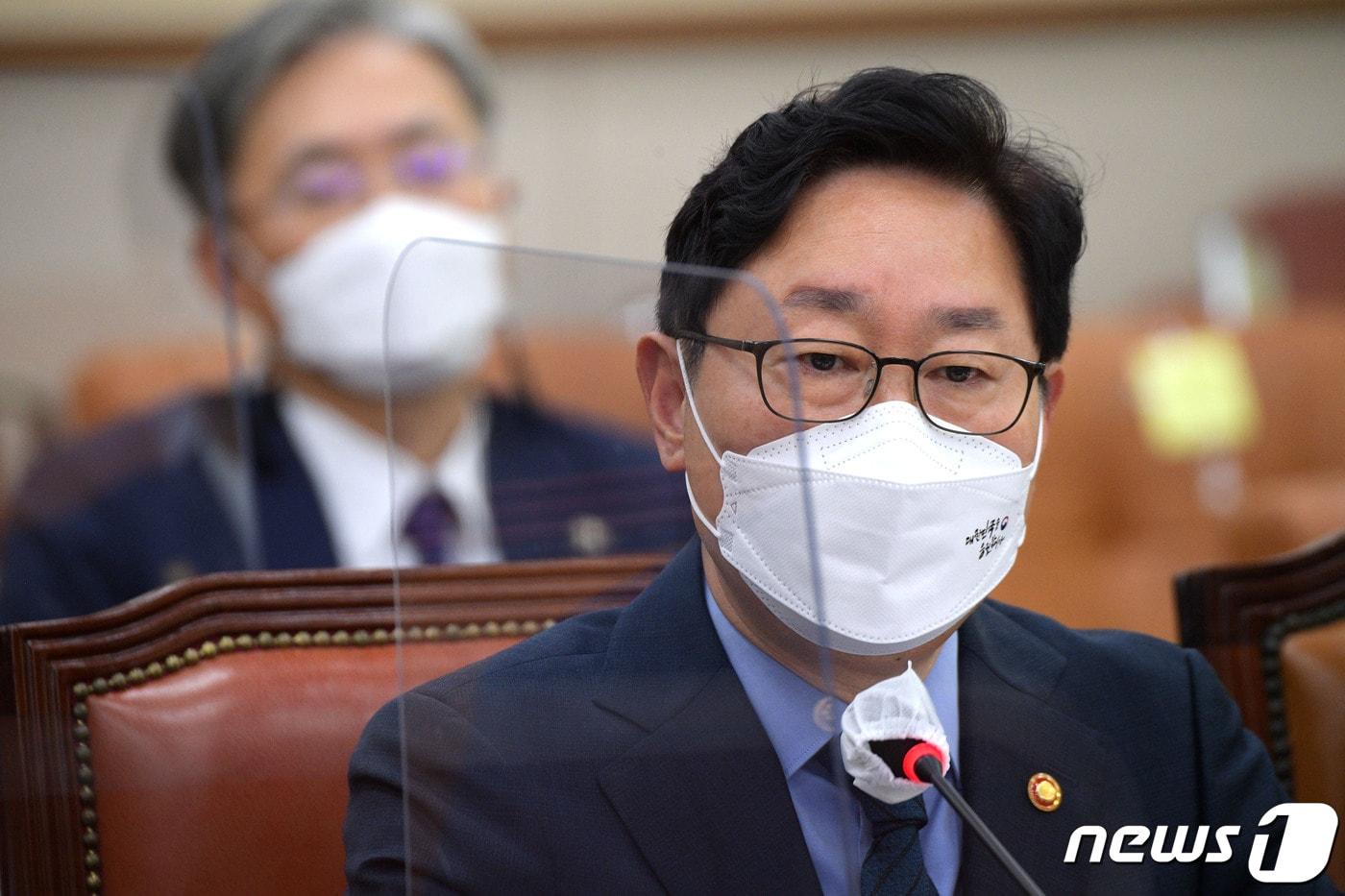 본문 이미지 - 박범계 법무부 장관이 21일 오전 서울 여의도 국회에서 열린 법제사법위원회의 법무부, 대법원 등에 대한 종합감사에 출석해 의원 질의에 답하고 있다.2021.10.21/뉴스1 ⓒ News1 오대일 기자