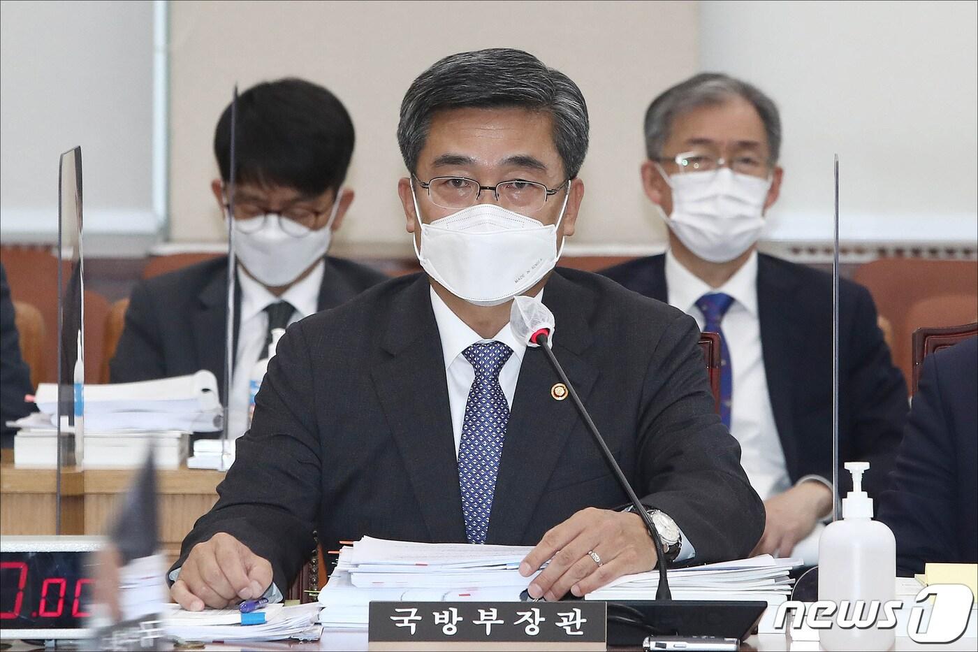 본문 이미지 - 서욱 국방부 장관이 21일 오전 서울 여의도 국회에서 열린 국회 국방위원회의 국방부 등에 대한 종합국정감사에서 여야 의원들의 질의에 답변하고 있다. 2021.10.21/뉴스1 ⓒ News1 구윤성 기자