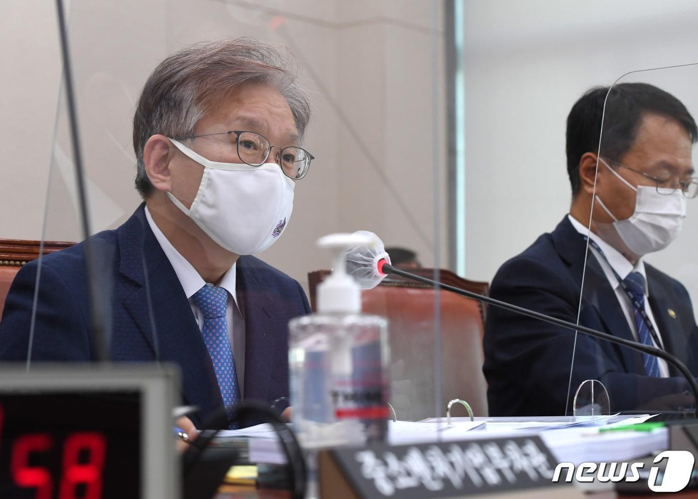 본문 이미지 - 권칠승 중소벤처기업부 장관이 21일 오전 서울 여의도 국회에서 열린 산업통상자원중소벤처기업위원회의 중소벤처기업부·특허청 등에 대한 종합국정감사에서 의원들의 질의에 답변하고 있다. 2021.10.21/뉴스1 ⓒ News1 구윤성 기자