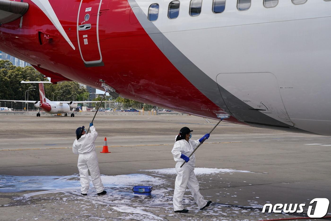 21일(현지시간) 호주 청소노동자들이 항공기를 닦고 있는 모습. ⓒ 로이터=뉴스1 ⓒ News1 노선웅 기자