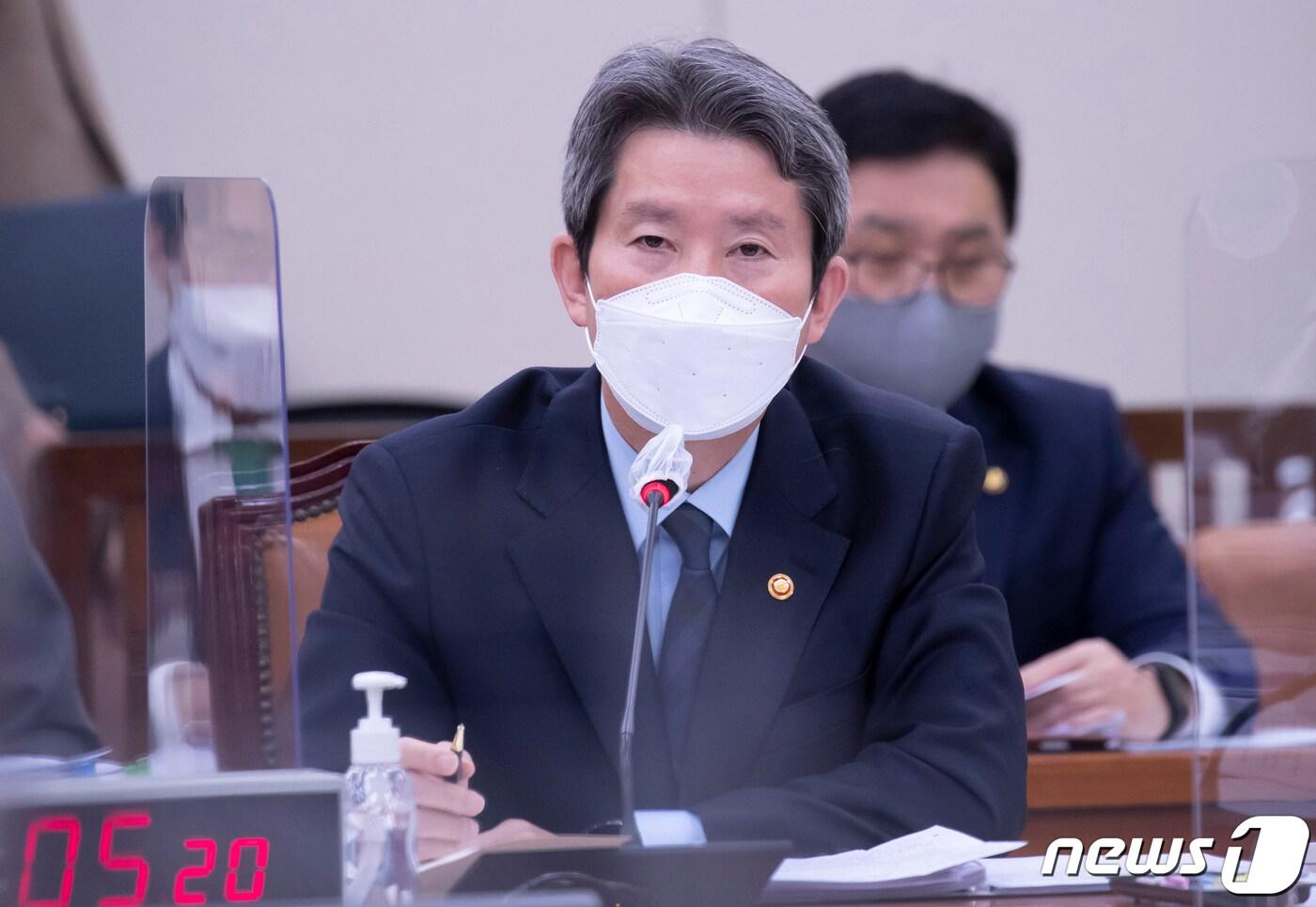 본문 이미지 - 이인영 통일부 장관이 21일 국회 외교통일위원회에서 열린 외교부·통일부 등에 대한 종합감사에서 의원 질의에 답하고 있다. 2021.10.21/뉴스1 ⓒ News1 오대일 기자