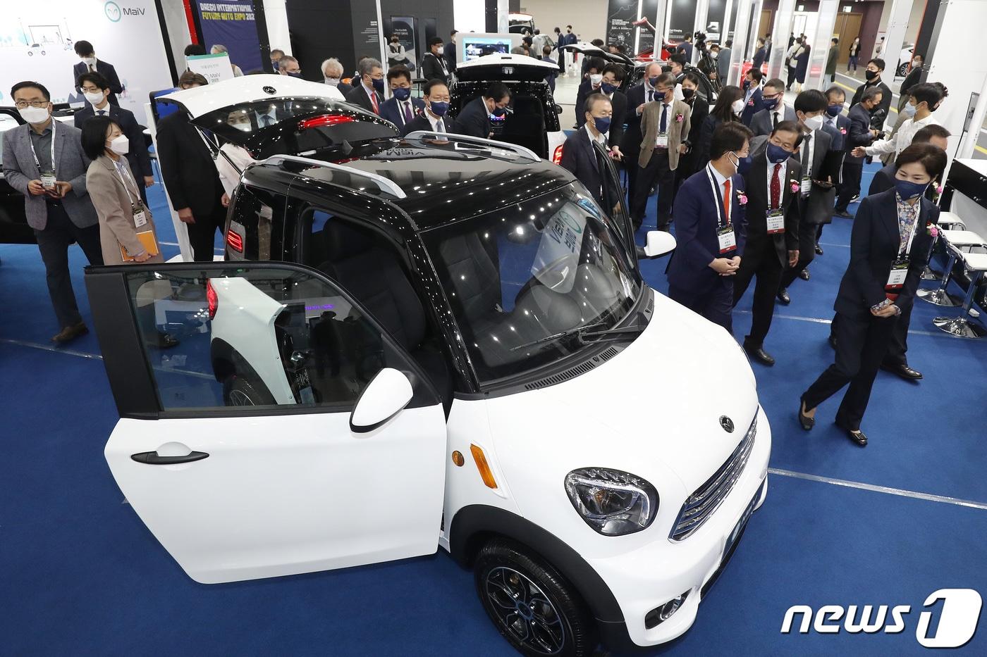 전기.자율차의 현재와 미래를 볼 수 있는 2022 대구국제미래모빌리티엑스포(DIFA)가 오는 27~29일 엑스코(EXCO)에서 열린다. 올해로 6회째를 맞는 이 전시회는 미래자동차엑스포에서 미래모빌리티엑스포로 변경됐다. 사진은 지난해 열린 '대구 국제 미래자동차엑스포'에서 선보인 초소형 전기차2021.10.21/뉴스1 ⓒ News1 공정식 기자