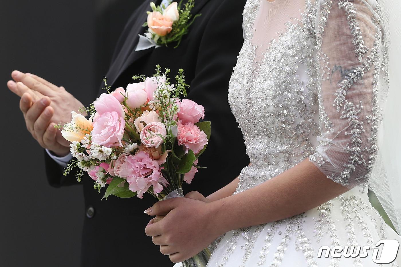 결혼식의 경우 봉투만 전달하고 음식 접대 장소로 직행하는 등 부조의 의미가 없는 형식적 행사로 변질돼 이를 개선해야 한다는 의견들이 꾸준히 제기돼 왔다. ⓒ News1