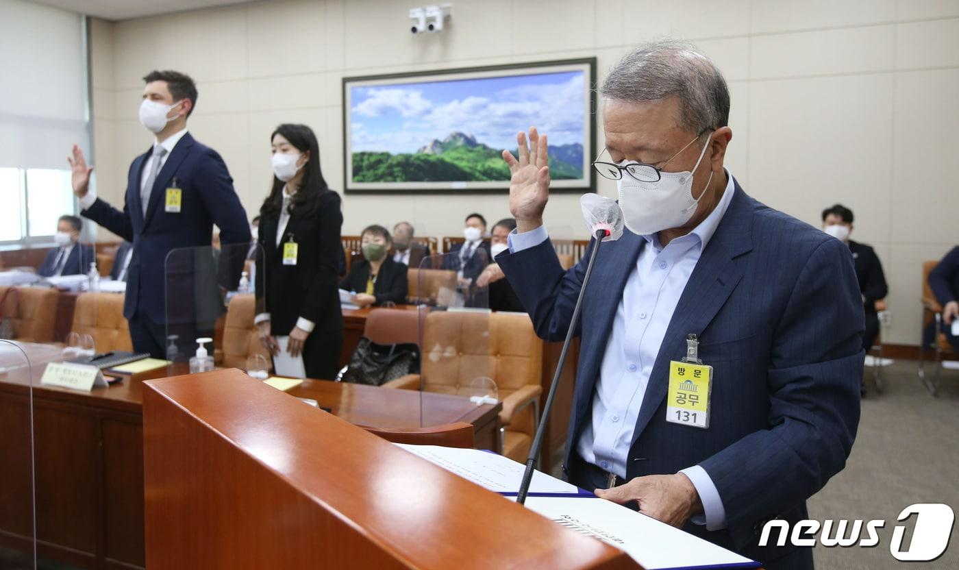 본문 이미지 - 홍원식 남양유업 회장과 앤토니 마티네즈 한국맥도날드 대표가 21일 국회 환경노동위원회의 고용노동부 등 종합감사에서 증인 선서를 하고 있다. 2021.10.21/뉴스1