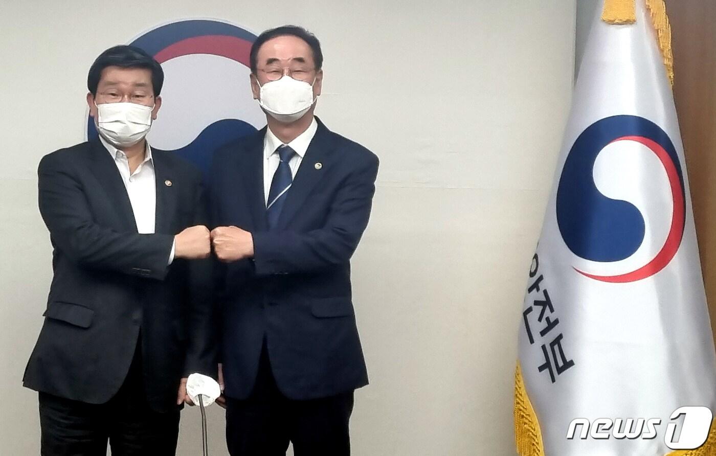 본문 이미지 - 장세용 구미시장이 21일 전해철 행정안전부 장관을 만나 악수하고 있다. (구미시 제공) 2021.10.21/ⓒ 뉴스1