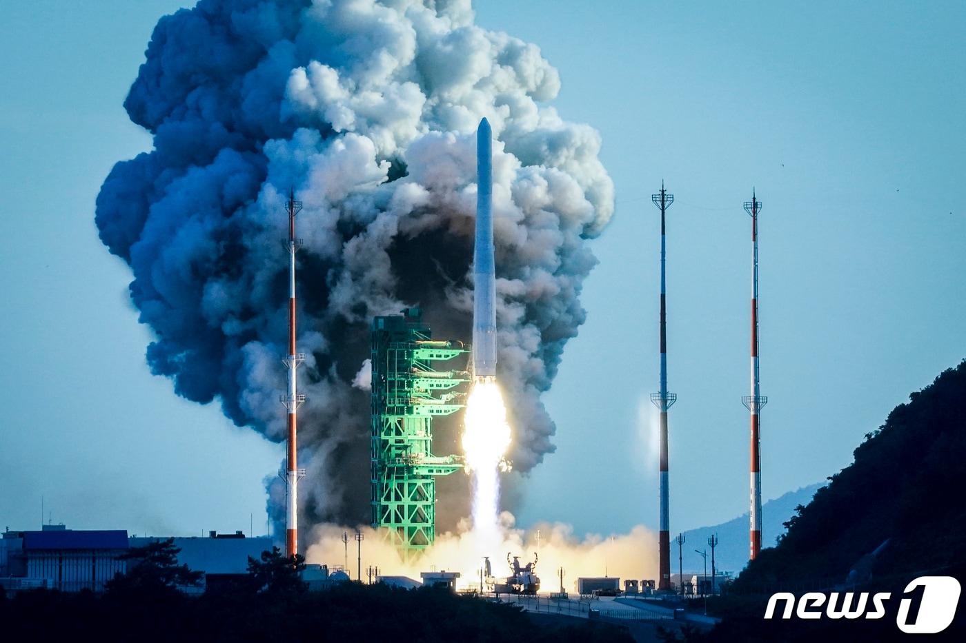 21일 오후 전남 고흥 나로우주센터에서 한국형 발사체 '누리호(KSLV-II)'가 발사되고 있다. 1.5t급 실용위성을 지구저궤도(600~800km)에 투입하기 위해 만들어진 누리호는 길이 47.2m에 200톤 규모로, 엔진 설계와 제작, 시험과 발사 운용까지 모두 국내 기술로 완성됐다.2021.10.21/뉴스1 ⓒ News1 이광호 기자