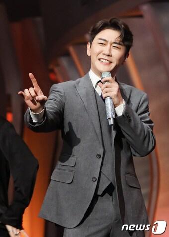 본문 이미지 - 가수 영탁이 10월21일 오후 서울 마포구 상암 MBC 공개홀에서 열린 '서울드라마어워즈 2021'에서 화려한 축하 공연을 선보이고 있다. 영탁은 이날 한류 드라마 OST 상을 수상했다. (서울드라마어워즈 제공) 2021.10.21/뉴스1