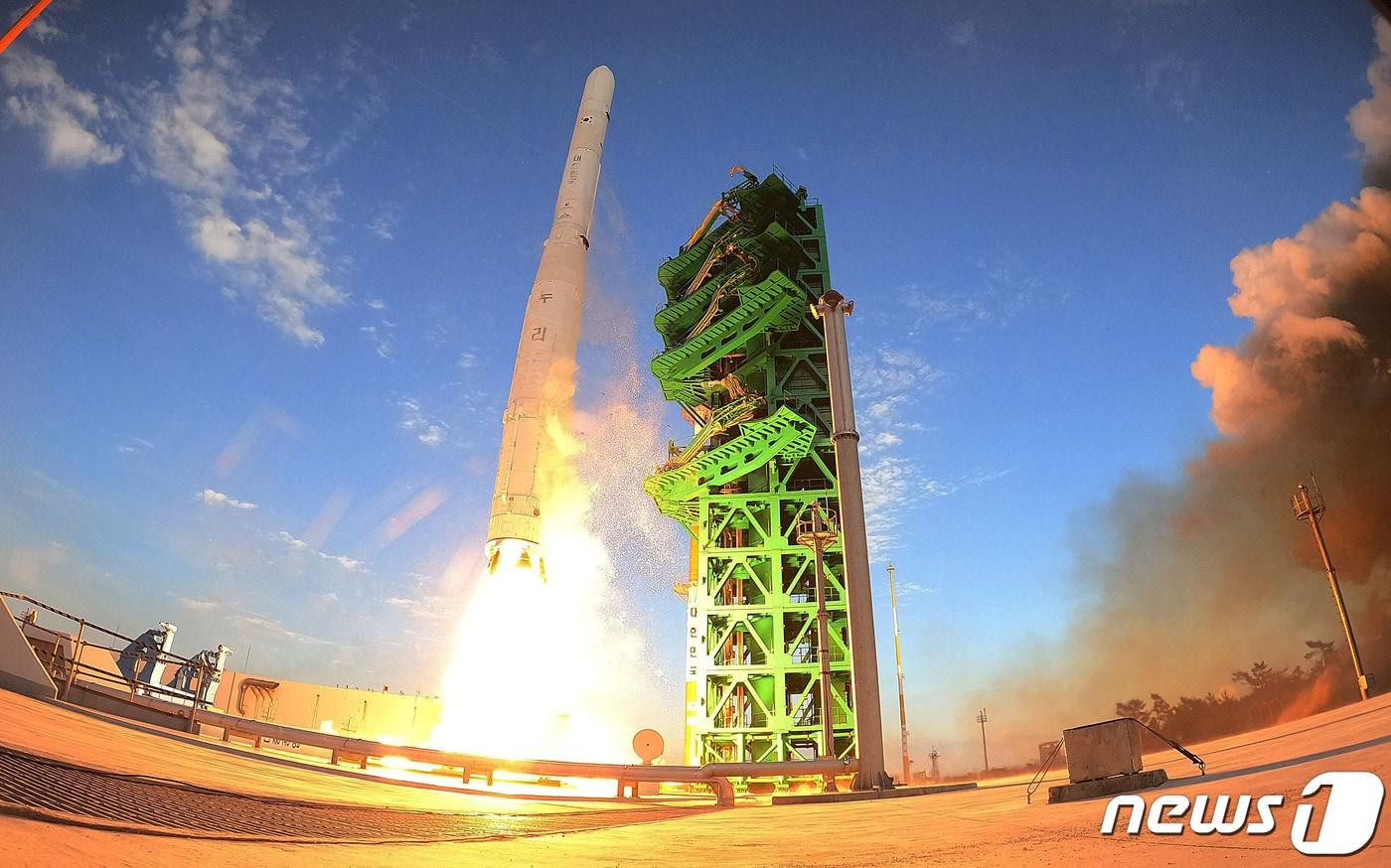 한국형 발사체 누리호(KSLV-ll)가 21일 고흥군 나로우주센터 제2발사대에서 화염을 내뿜으며 힘차게 날아오르고 있다. 누리호는 1.5t급 실용위성을 지구저궤도(600~800km)에 투입하기 위해 만들어진 3단 발사체이며 엔진 설계에서부터 제작, 시험, 발사 운용까지 모두 국내 기술로 완성한 최초의 국산 발사체다. 2021.10.21/뉴스1 ⓒ News1 사진공동취재단