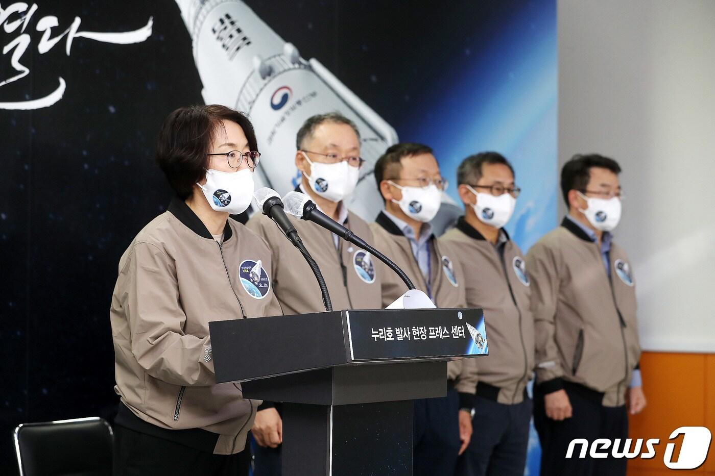 본문 이미지 - 임혜숙 과학기술정보통신부 장관이 21일 오후 전라남도 고흥군 나로우주센터 프레스룸에서 '누리호 발사 결과' 관련 브리핑을 하고 있다. (과학기술정보통신부 제공) 2021.10.21/뉴스1 ⓒ News1 박지혜 기자