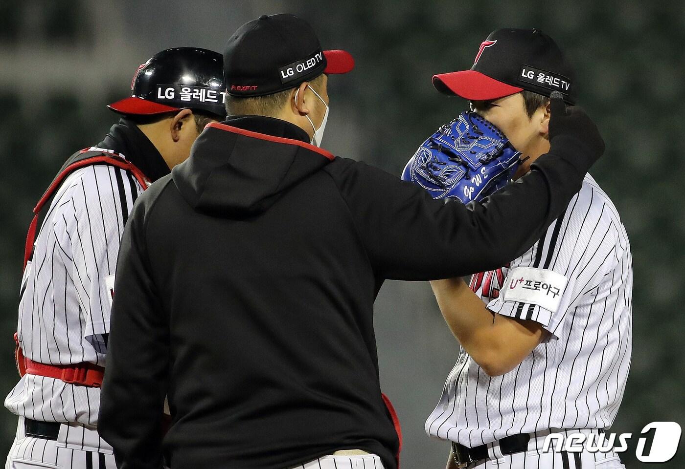 LG 트윈스 마무리 투수 고우석(오른쪽)은 24일 두산 베어스와 더블헤더 1·2차전에서 모두 9회 실점했다. 2021.10.21/뉴스1 ⓒ News1 김진환 기자