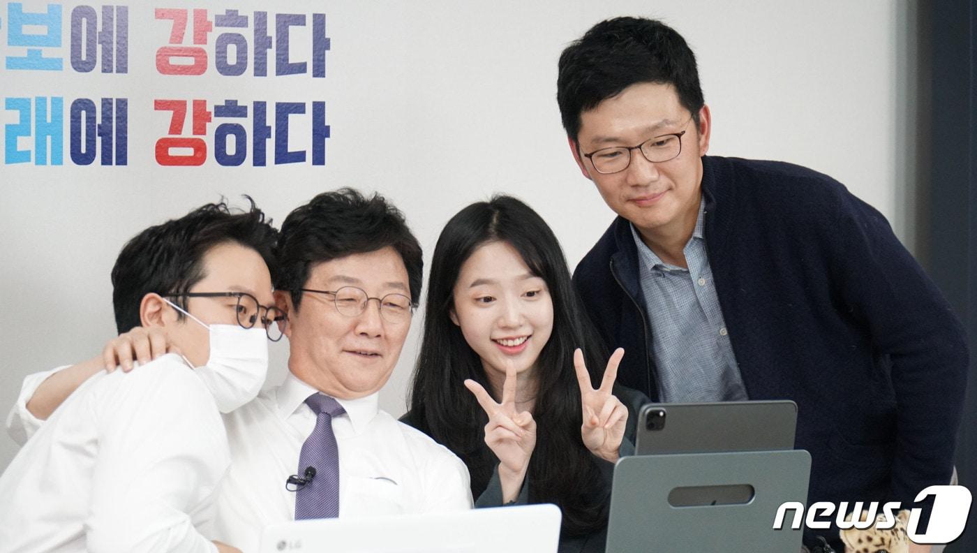 이기인 대변인(왼쪽부터), 유승민 후보, 유담씨, 유훈동씨 (유승민 캠프 제공) ⓒ 뉴스1