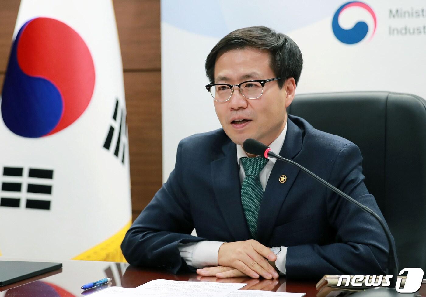 여한구 산업통상자원부 통상교섭본부장이 21일 오후 서울 중구 대한상공회의소 영상회의실에서 미국, 호주, 영국, 싱가포르 국가별 포괄적·점진적 환태평양동반자협정(CPTPP) 전문가와 ‘CPTPP의 현재와 미래, 그리고 한국의 역할’이라는 주제로 CPTPP 글로벌 전문가 간담회를 화상으로 주재하며 아·태지역 통상환경 점검과 한국의 대응 방안 등을 논의하고 있다. (산업통상자원부 제공) 2021.10.21/뉴스1 ⓒ News1 박지혜 기자