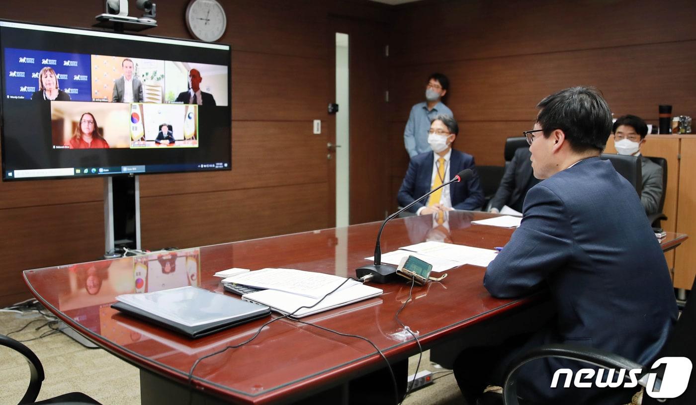여한구 산업통상자원부 통상교섭본부장이 21일 오후 서울 중구 대한상공회의소 영상회의실에서 미국, 호주, 영국, 싱가포르 국가별 포괄적·점진적 환태평양동반자협정(CPTPP) 전문가와 ‘CPTPP의 현재와 미래, 그리고 한국의 역할’이라는 주제로 CPTPP 글로벌 전문가 간담회를 화상으로 주재하며 아·태지역 통상환경 점검과 한국의 대응 방안 등을 논의하고 있다. (산업통상자원부 제공) 2021.10.21/뉴스1 ⓒ News1 박지혜 기자