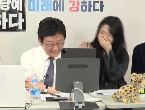 본문 이미지 - 21일 유승민 후보의 딸 유담(오른쪽)양이 "이준석 (남편감으로 )어때"라는 아빠의 질문에 당황, 손사래 치고 있다. (유튜브 갈무리) ⓒ 뉴스1