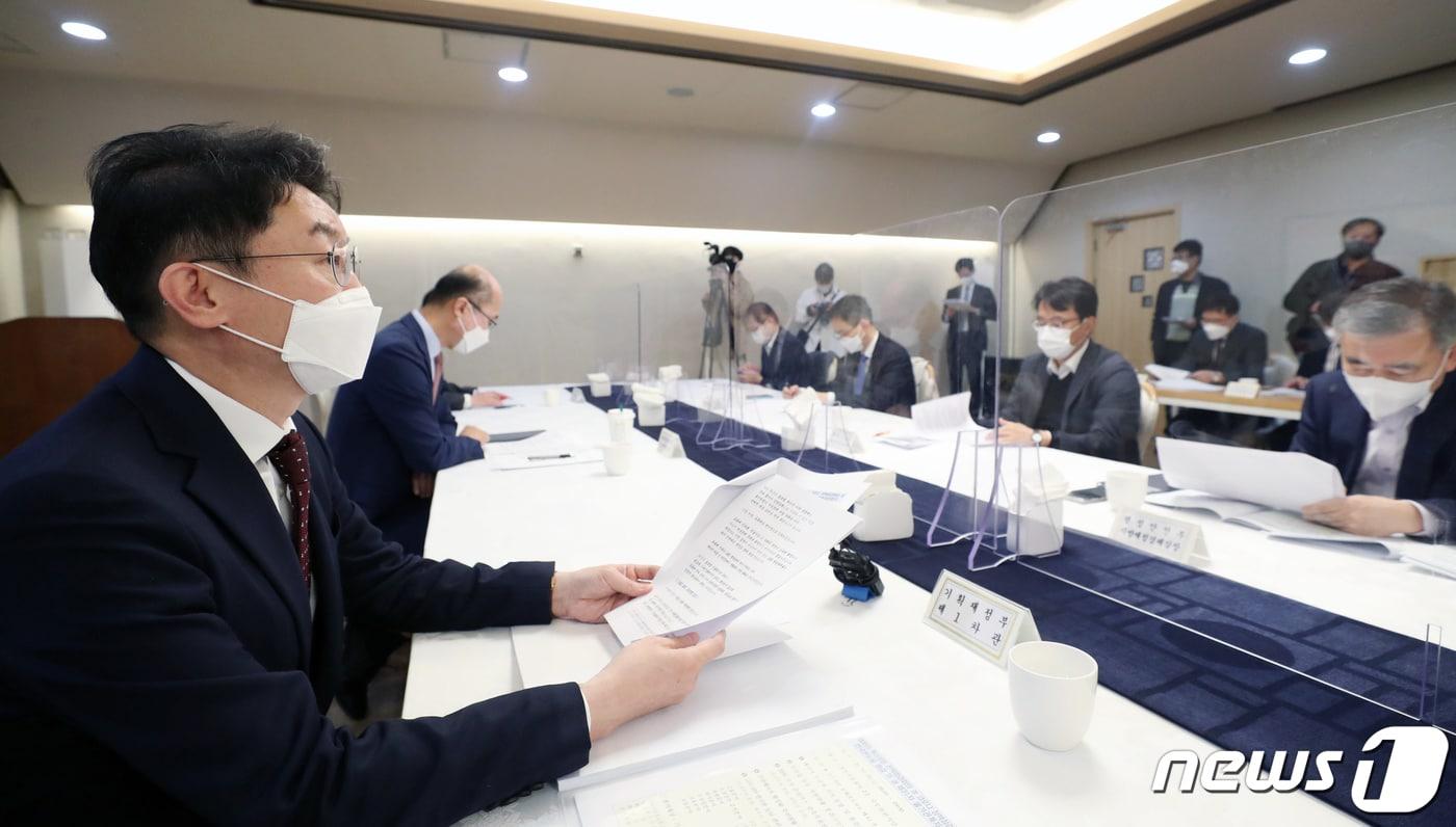 본문 이미지 - 이억원 기획재정부 1차관이 22일 오전 서울 종로구 정부서울청사에서 열린 '제36차 혁신성장 전략점검회의 겸 코로나 정책점검회의 겸 한국판뉴딜 점검 TF 겸 제31차 물가관계차관회의'에서 모두 발언을 하고 있다. 2021.10.22/뉴스1 ⓒ News1 송원영 기자
