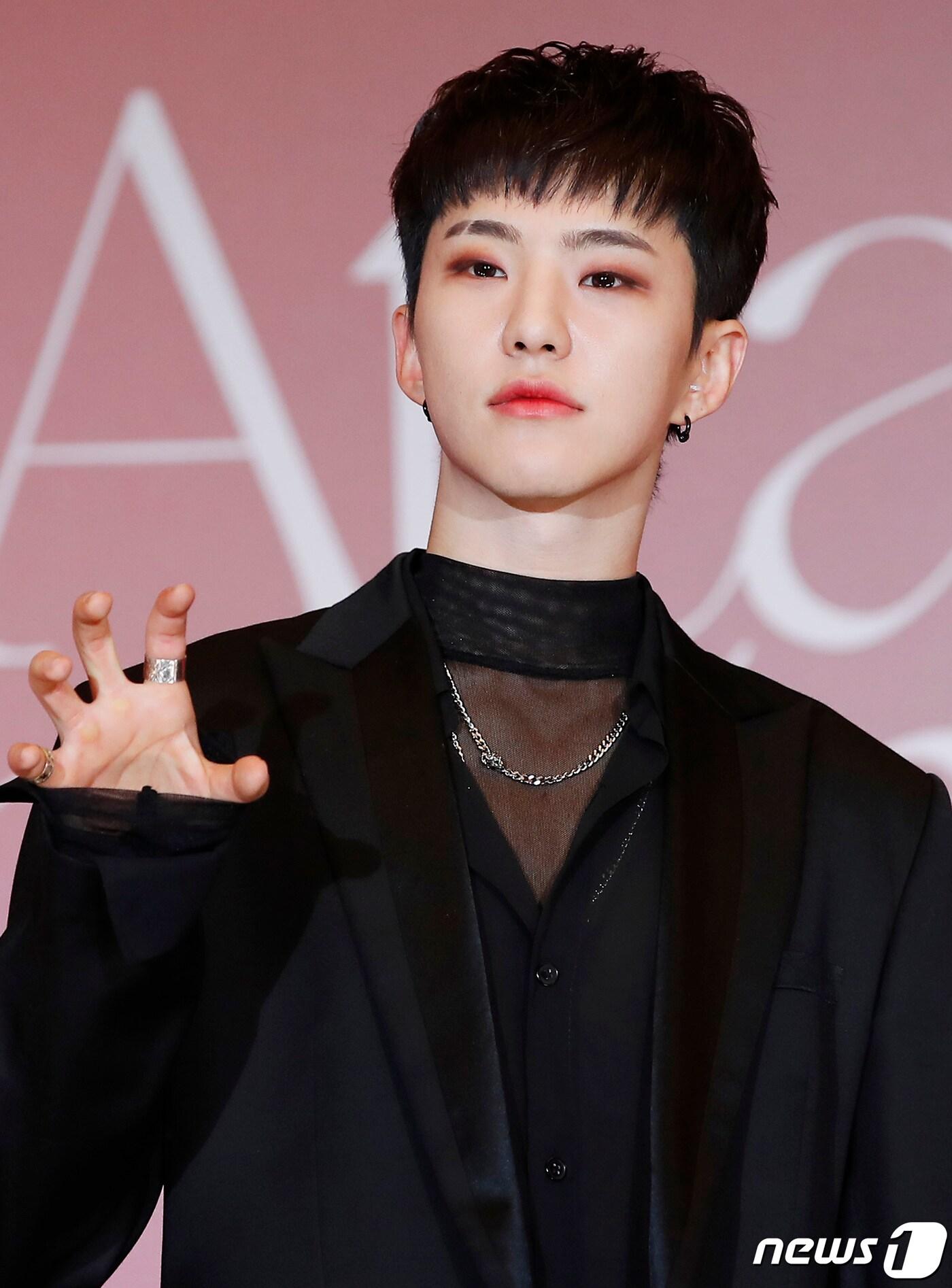 본문 이미지 - 그룹 세븐틴(Seventeen) 호시가 22일 오전 서울 영등포구 콘래드호텔에서 열린 미니 9집 '아타카(Attacca)‘ 발매기념 글로벌 기자간담회에 참석해 포즈를 취하고 있다. 2021.10.22/뉴스1 ⓒ News1 권현진 기자