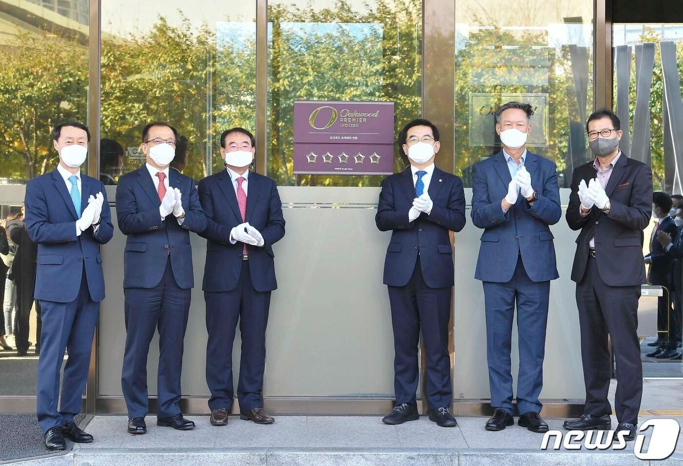 사진은 인천 연수구 송도동 오크우드 프리미어 인천의 가족호텔 5성 등급 획득 기념 현판식 (오크우드 프리미어 인천 제공)  