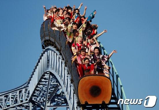 본문 이미지 - 도쿄 도시마엔 놀이공원의 롤러코스터(기사 내용과 무관함). ⓒ 로이터=뉴스1